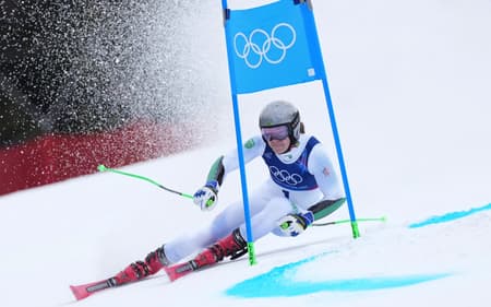 O brasileiro Lucas Pinheiro Braathen compete na primeira descida do slalom gigante masculino no Jogos Olímpicos de Inverno de 2026, no Stelvio Ski Centre, em 14 de fevereiro de 2026. (Foto: Dimitar Dilkoff/AFP)