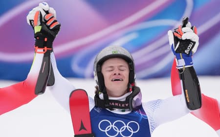Lucas Pinheiro Braathen comemora ouro no slalom gigante masculino nos Jogos Olímpicos de Inverno 2026. (Foto: Dimitar Dilkoff/AFP)