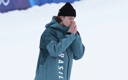 Medalhista de ouro, Lucas Pinheiro Braathen posa no pódio do slalom gigante masculino nos Jogos Olímpicos de Inverno 2026. (Foto: Dimitar Dilkoff/AFP)