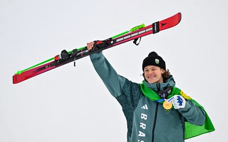 Lucas Pinheiro Braathen medalha de ouro no pódio do slalom gigante masculino em 2026. (Foto: Fabrice Coffrini/AFP)