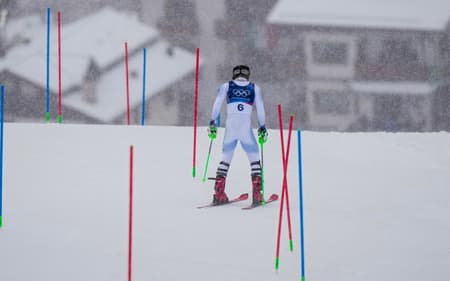 Lucas Pinheiro Braathen, do Brasil, cai na primeira descida do slalom masculino em Bormio, nos Jogos Olímpicos de Inverno Milano Cortina 2026 (Foto: Dimitar Dilkoff/AFP)