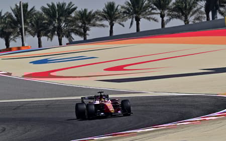 Charles Leclerc, acelera no primeiro dia dos testes de pré-temporada da Fórmula 1 no Circuito Internacional do Bahrein, em Sakhir, em 18 de fevereiro de 2026 (Foto: Giuseppe Cacace/AFP)