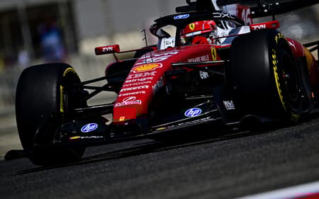 O monegasco Charles Leclerc, da Ferrari, pilota no primeiro dia de testes de pré-temporada da Fórmula 1 no Bahrein, em 18 de fevereiro de 2026. (Foto: Giuseppe Cacace/AFP)