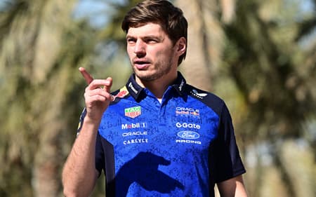 Max Verstappen, caminha pelo paddock no primeiro dia do segundo teste de pré-temporada da Fórmula 1 no Circuito Internacional do Bahrein, em Sakhir, em 18 de fevereiro de 2026 (Foto: Giuseppe Cacace/AFP)