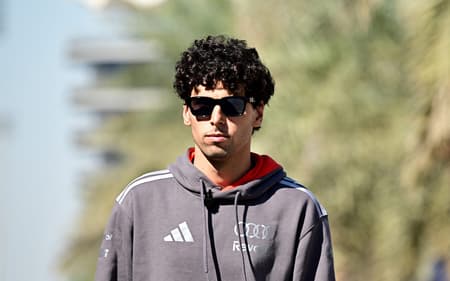 O brasileiro da Audi Gabriel Bortoleto caminha pelo paddock no primeiro dia do segundo teste de pré-temporada da Fórmula 1 no Circuito Internacional do Bahrein, em Sakhir, em 18 de fevereiro de 2026 (Foto: Giuseppe cacace/afp)