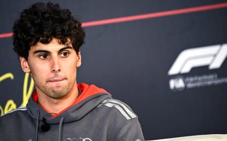 O brasileiro da Audi Gabriel Bortoleto participa de coletiva no primeiro dia do segundo teste de pré-temporada da Fórmula 1 no Circuito Internacional do Bahrein, em Sakhir, em 18 de fevereiro de 2026 (Foto: Giuseppe cacace/afp)