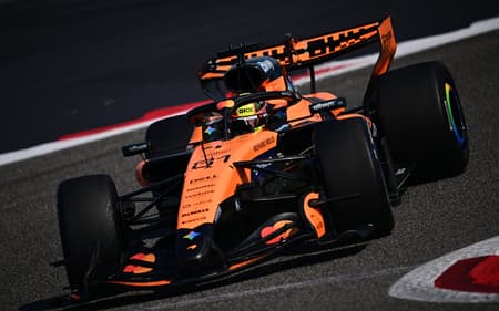 O australiano Oscar Piastri, da McLaren, durante o terceiro dia de testes de pré-temporada da Fórmula 1 no Circuito Internacional do Bahrein, em Sakhir, em 20 de fevereiro de 2026 (Foto: Giuseppe Cacace/AFP)