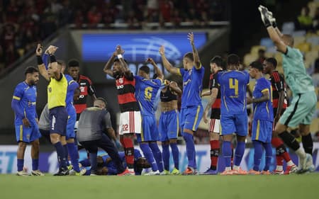 Jogadores do Flamengo e Sampaio Corrêa chamam médicos para atender Alexandre