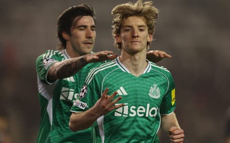 Anthony Gordon comemorando gol do Newcastle na Champions League (Foto: Giorgi Arjevanidze/AFP)