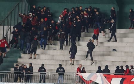 Athletico briga torcedores Atletiba Couto Pereira