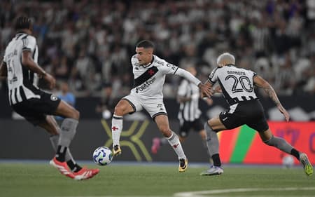 Barboza jogador do Botafogo disputa lance com Coutinho jogador do Vasco durante partida no estadio Engenhao pelo campeonato Copa Do Brasil 2025.