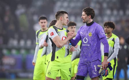 Jogadores do Borussia Dortmund comemoram vitória pela Bundesliga (Foto: Ronny HARTMANN / AFP)