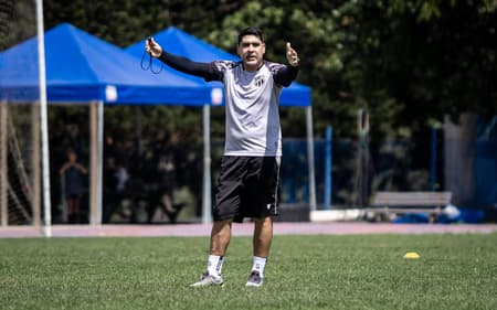 Erivelton Viana instrui atletas do Ceará durante treino. (Foto: Gabriel Silva / Ceará SC)