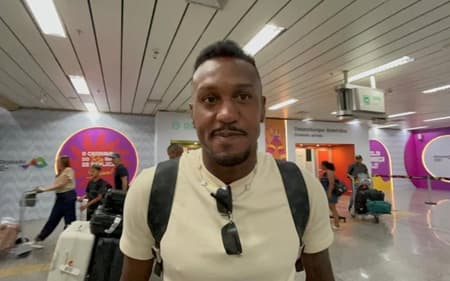 Edenilson, reforço do Botafogo, chega ao Rio (Foto: BTB Sports)