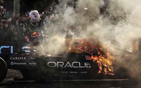 Carro de Yuki Tsunoda, da Red Bull, pega fogo em evento de exibição (Foto: Reprodução X/@BlogFormula1)