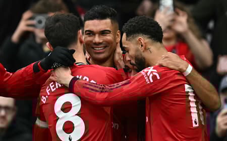 Casemiro comemorando o gol com Bruno Fernandes e Matheus Cunha (Foto: Paul Ellis)