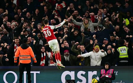 Pela Copa da Liga Inglesa, o Arsenal venceu o Chelsea por 3 a 2 (Foto: Ben STANSALL / AFP)