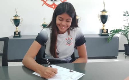 Yasmin Coelho assinou contrato de formação com o Corinthians. (Foto: reprodução/redes sociais)