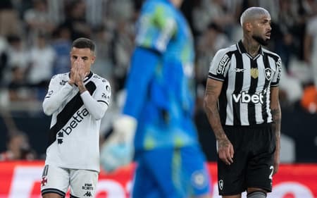 Coutinho jogador do Vasco lamenta durante partida contra o Botafogo