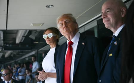 Donald Trump ao lado de Gianni Infantino para a final do Mundial de Clubes, no MetLife Stadium