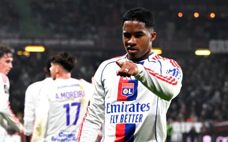 Endrick comemora seu segundo gol marcado pelo Lyon sobre o Metz, pela Ligue 1
