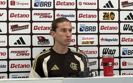 Filipe Luís durante coletiva de imprensa no Estádio Nilton Santos (Foto: Lucas Bayer/Lance!)