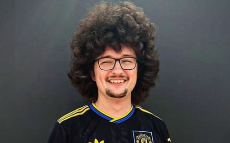 Frank Ilett é o torcedor Manchester United que prometeu não cortar o cabelo até o clube não vencer cinco jogos seguidos (Foto: Reprodução)
