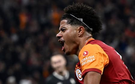 Gabriel Sara comemora gol do Galatasaray sobre a Juventus, pela Champions League