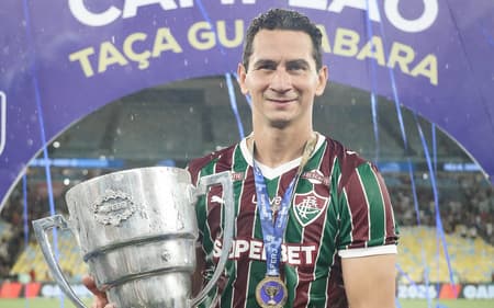 Ganso com o troféu da Taça Guanabara (Foto: MArcelo Gonçalves/FFC)