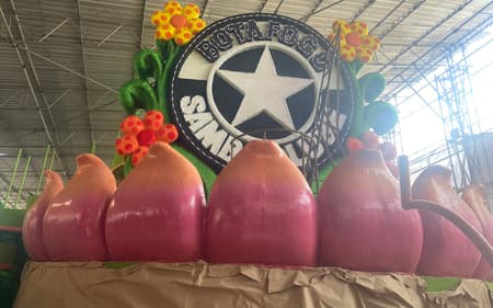 Botafogo Samba Clube prepara desfile colorido para 2026 (Foto: Bernardo Pinho/Lance!)