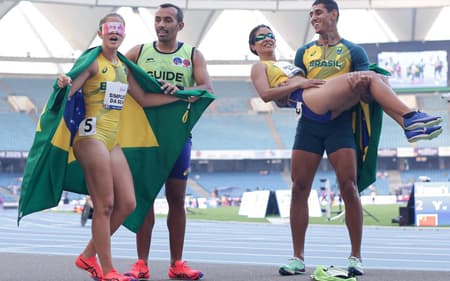 Jerusa Geber e Thalita Simplício comemorando medalhas nos 200m T11 (Foto: Cris Mattos/CPB)