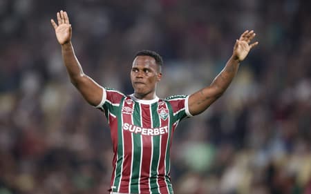 Jhon Arias se despede do Fluminense após a partida contra o Cruzeiro