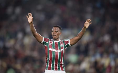 Jhon Arias se despede do Fluminense após a partida contra o Cruzeiro