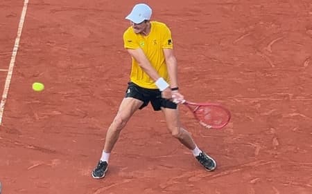 O técnico Guilherme Teixeira observa o treino de João Fonseca no Rio Open (Foto: Gustavo Loio/Lance!)