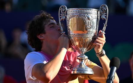 João Fonseca com a taça do ATP de Buenos Aires (foto: Luis ROBAYO / AFP)