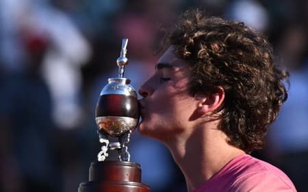 João Fonseca com a taça do ATP de Buenos Aires (foto: Luis ROBAYO / AFP)