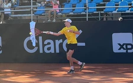 João Fonseca no primeiro treino com bola no Rio Open (Foto: Gustavo Loio/Lance!)