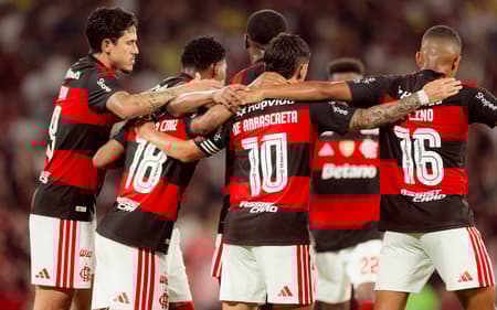 Jogadores do Flamengo abraçados em jogo contra o Madureira, pelo Campeonato Carioca