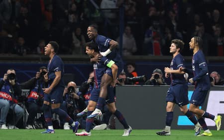 Jogadores comemorando o gol de Marquinhos, na Champions League (Foto: Thomas Samson/AFP)