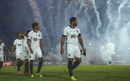 Jogadores do Atlético contra o Itabirito (Foto: Pedro Souza / Atlético)