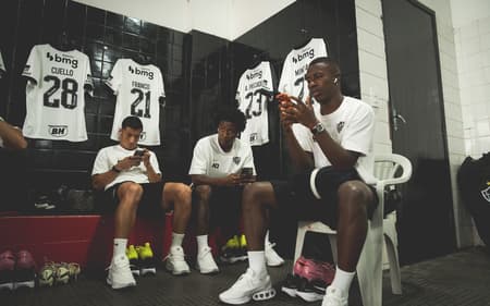 Jogadores do Atlético no vestiário antes do jogo contra o Pouso Alegre (Foto: Pedro Souza / Atlético)
