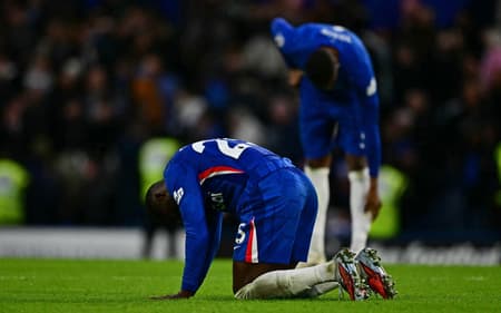 Jogadores do Chelsea lamentando o empate sofrido nos acréscimos (Foto: Ben Stansall/AFP)