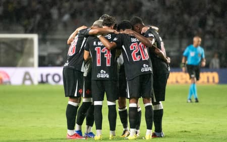 Vasco tropeça diante da Chapecoense em São Januário (Foto: Delmiro dos Santos Junior/Mochila Press/Gazeta Press)