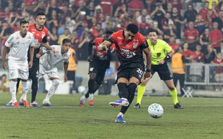 Julimar pênalti Athletico Santos Série A 2026