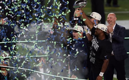 Kenneth Walker erguendo o troféu Vince Lombardi após vencer o Super Bowl LX com os Seahawks