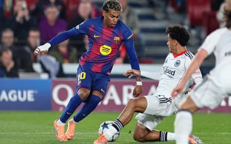 Lamine Yamal em ação pelo Barcelona contra o Frankfurt, pela Champions League