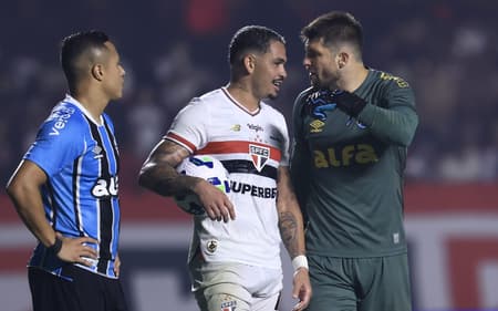 Luciano conversa com jogadores do Grêmio após pênalti assinalado para o São Paulo. (Foto: Marcello Zambrana/AGIF)