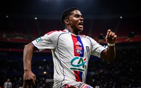 Endrick comemora gol pelo Lyon (Foto: OLIVIER CHASSIGNOLE / AFP)