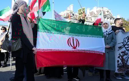 Manifestantes condenam guerra no Irã em protesto realizado em Washington DC, nos Estados Unidos