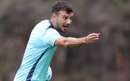 Martín Anselmi orienta jogadores durante treino do Botafogo